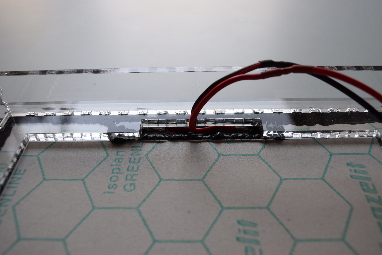 Solder cable in the heating plate